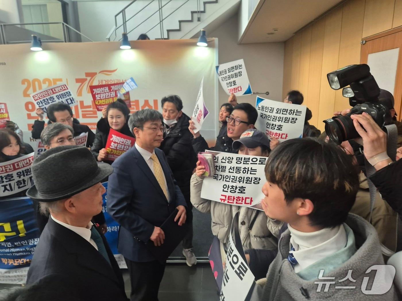 본문 이미지 - 안창호 국가인권위원회 위원장이 10일 오전 서울 중구 안중근의사기념관에서 열린 &#39;2025 인권의날 기념식&#39;에 참석하려다 시민단체들의 저지에 끝내 참석하지 못했다. 2025.12.10/뉴스1 ⓒ News1 신윤하 기자