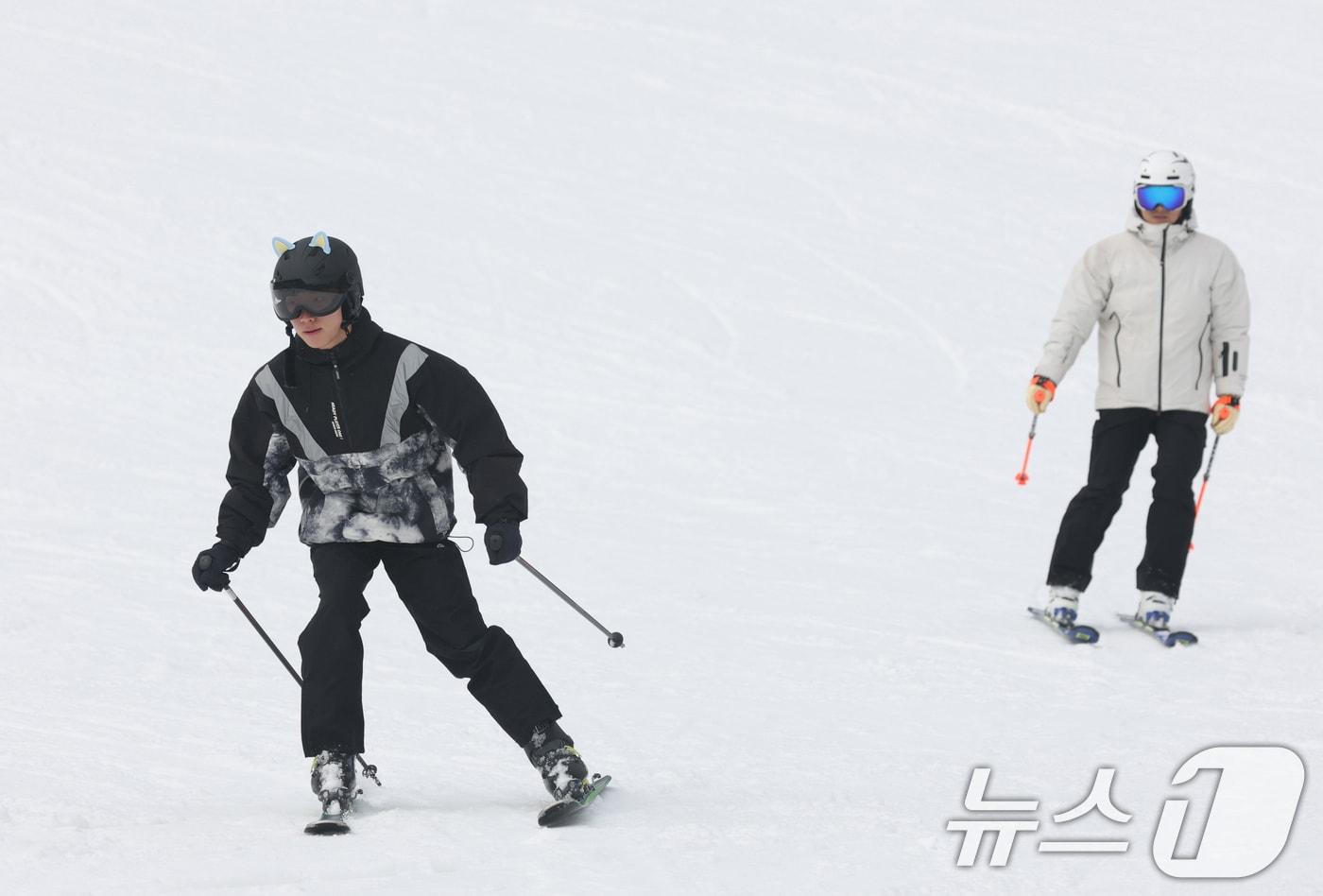 곤지암리조트 스키장이 개장한 10일 경기 광주시 곤지암리조트 스키장을 찾은 시민들이 시민들이 스키와 보드를 타며 겨울을 만끽하고 있다. 2025.12.10/뉴스1 ⓒ News1 김영운 기자