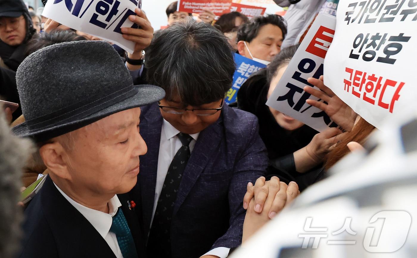 본문 이미지 - 안창호 국가인권위원회 위원장이 10일 오전 서울 중구 안중근의사기념관에서 진행되는 2025 인권의날 기념식에 참석하기 위해 행사장에 도착했으나, 인권위바로잡기공동행동(공동행동)등 사퇴를 촉구하는 시민단체에 의해 입장이 저지되고 있다. (사진은 기사 내용과 무관함) 2025.12.10 ⓒ 뉴스1 김진환 기자