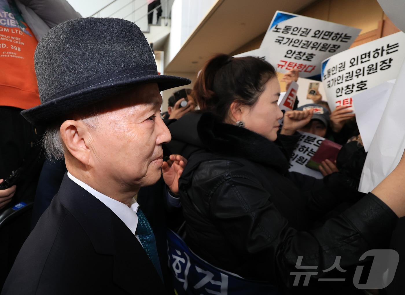 본문 이미지 - 안창호 국가인권위원회 위원장이 10일 오전 서울 중구 안중근의사기념관에서 진행되는 2025 인권의날 기념식에 참석하기 위해 행사장에 도착했으나, 인권위바로잡기공동행동(공동행동)등 사퇴를 촉구하는 시민단체에 의해 입장이 저지되고 있다. 2025.12.10 ⓒ 뉴스1 김진환 기자