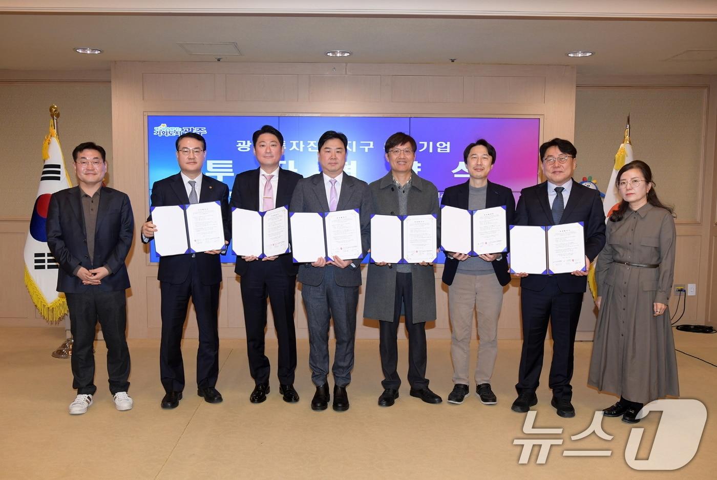 김영문 광주시 문화경제부시장이 10일 오전 시청 비즈니스룸에서 열린 투자진흥지구 유치기업 협약식에 참석해 ㈜부커스 등 4개사와 협약을 체결한 후 기념촬영을 하고 있다. &#40;광주광역시 제공. 재판매 및 DB 금지&#41; 2025.12.10/뉴스1 