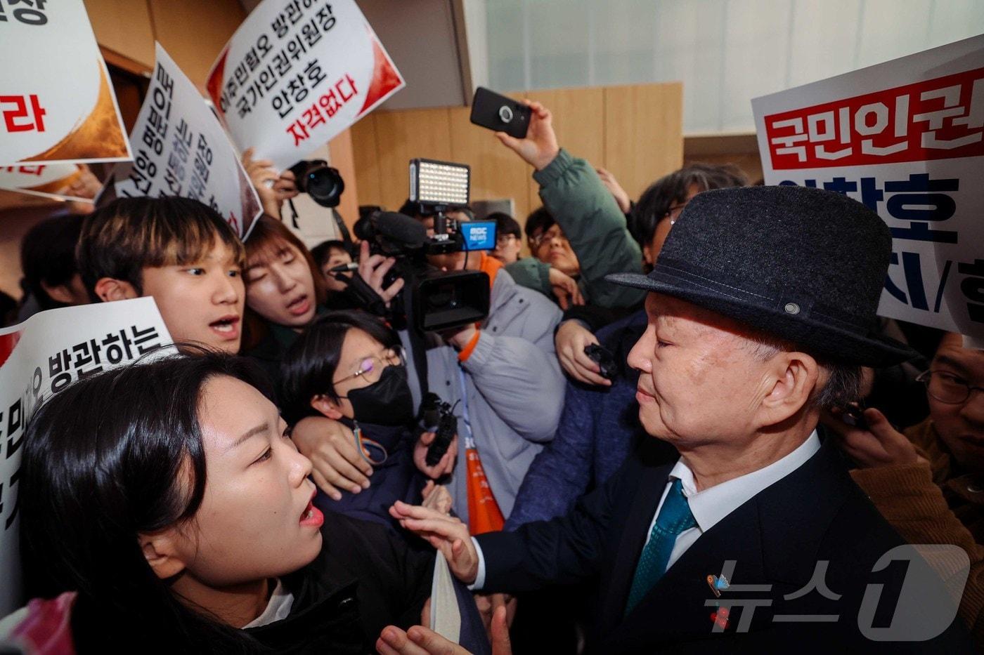 10일 서울 중구 안중근 의사 기념관에서 열린 인권의날 기념행사에 참석하던 안창호 국가인권위원회 위원장이 국가인권위원회 바로잡기 공동행동에 가로막혀 있다. &#40;공동취재&#41; 2025.12.10/뉴스1 ⓒ News1 김진환 기자