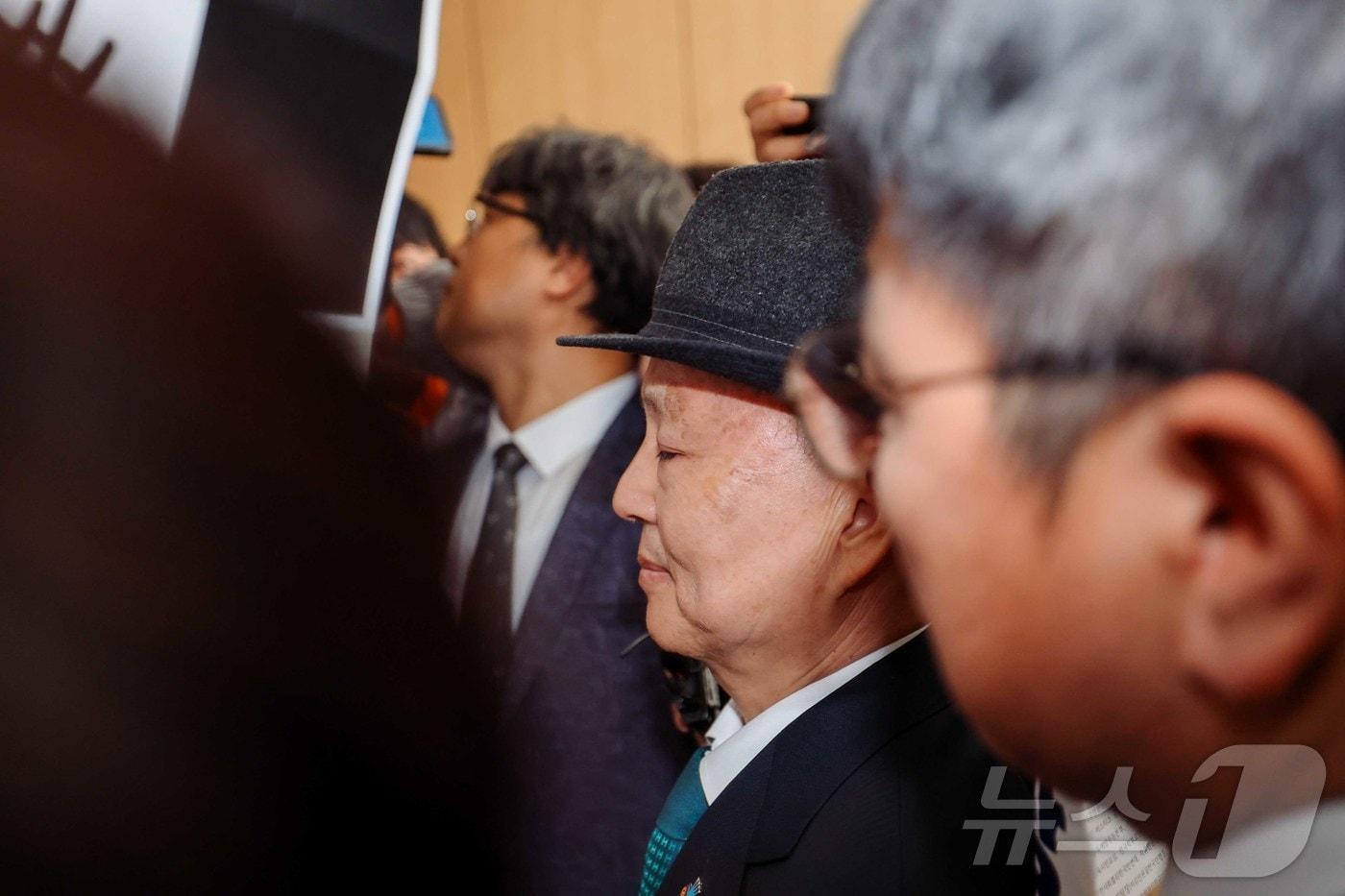 본문 이미지 - 10일 서울 중구 안중근 의사 기념관에서 열린 인권의날 기념행사에 참석하던 안창호 국가인권위원회 위원장이 국가인권위원회 바로잡기 공동행동에 가로막혀 있다. (공동취재) 2025.12.10 ⓒ 뉴스1 김진환 기자
