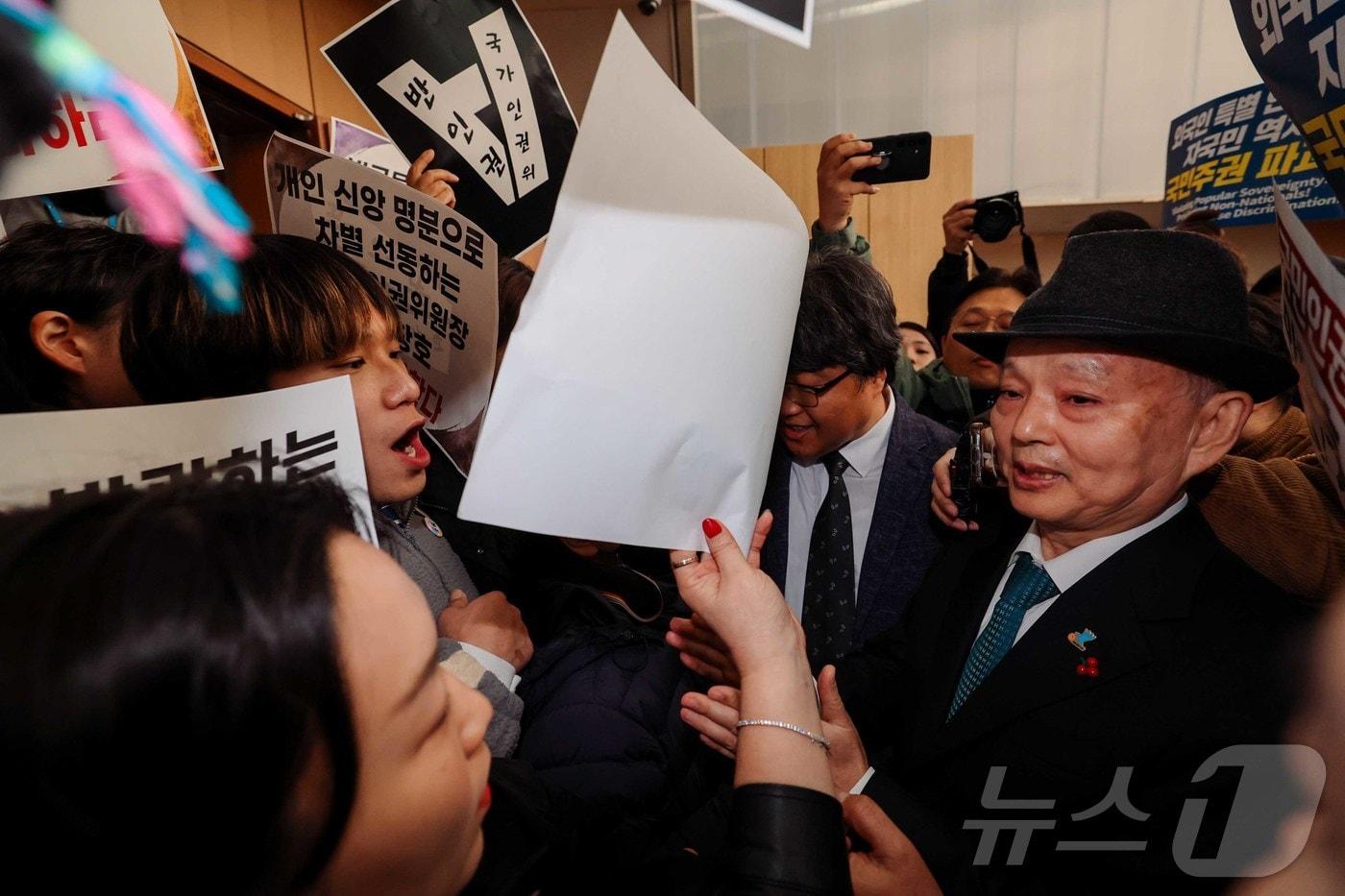 본문 이미지 - 10일 서울 중구 안중근 의사 기념관에서 열린 인권의날 기념행사에 참석하던 안창호 국가인권위원회 위원장이 국가인권위원회 바로잡기 공동행동에 가로막혀 있다. (공동취재) 2025.12.10 ⓒ 뉴스1 김진환 기자