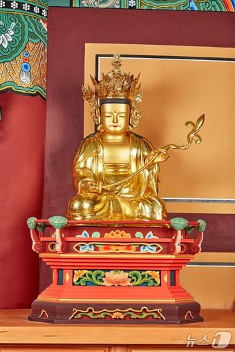 본문 이미지 -  서귀포 구룡사 대웅전 목조보살좌상.&#40;제주도 제공. 재판매 및 DB 금지&#41;/뉴스1