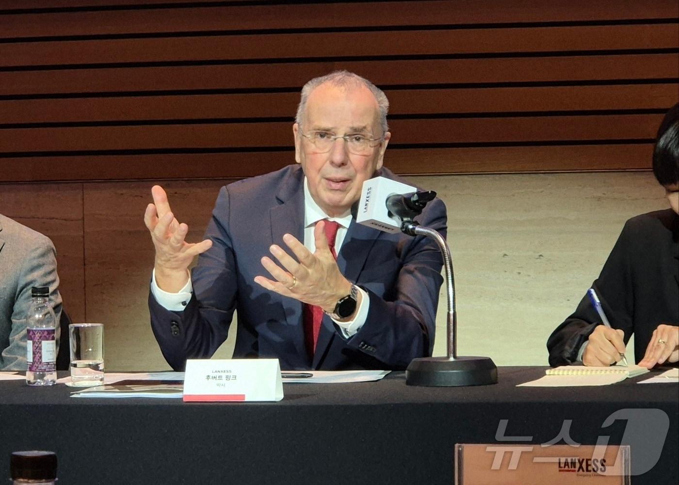 본문 이미지 - 후버트 핑크&#40;Hubert Fink&#41; 독일 랑세스 그룹 경영이사회 이사 겸 부회장이 10일 서울 여의도 FKI타워에서 열린 창립 20주년 기자간담회에서 발언하고 있다. 2025.12.10/뉴스1 ⓒ News1 최동현 기자