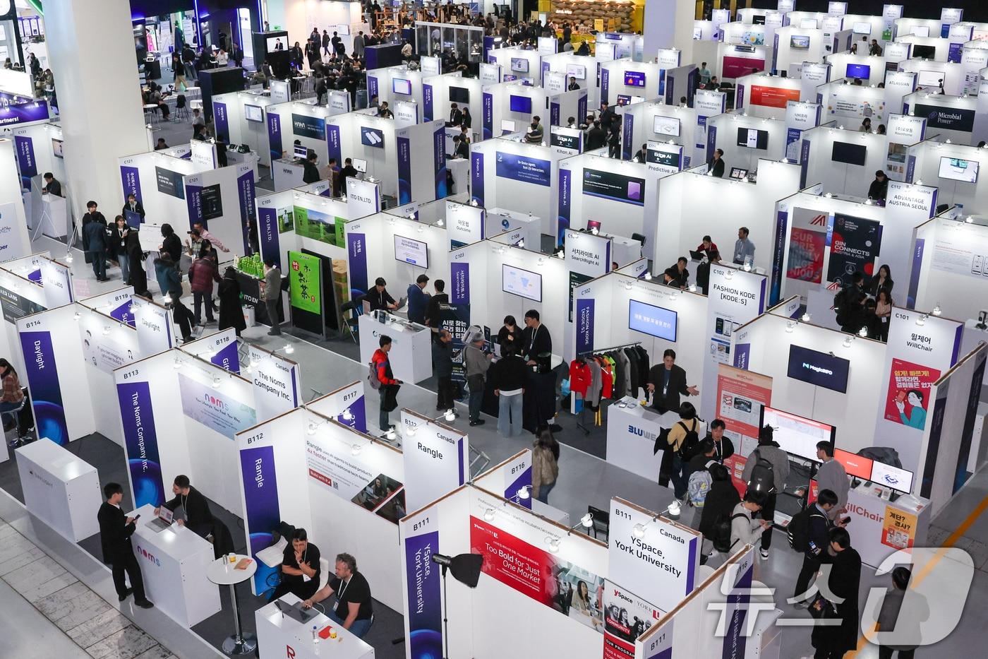 10일 서울 강남구 코엑스에서 열린 국내 최대 규모 글로벌 스타트업 페스티벌 &#39;컴업&#40;COME UP&#41; 2025&#39;를 찾은 관람객들이 부스를 둘러보고 있다. 2025.12.10/뉴스1 ⓒ News1 안은나 기자
