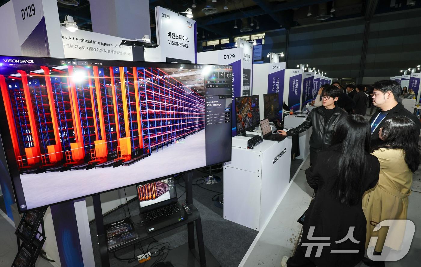 서울 강남구 코엑스에서 열린 국내 최대 규모 글로벌 스타트업 페스티벌 '컴업(COMEUP) 2025'에서 관람객들이 디지털트윈 로봇 자동화 시뮬레이션 및 통합 모니터링 플랫폼에 대한 설명을 듣고 있다. 2025.12.10/뉴스1 ⓒ News1 안은나 기자