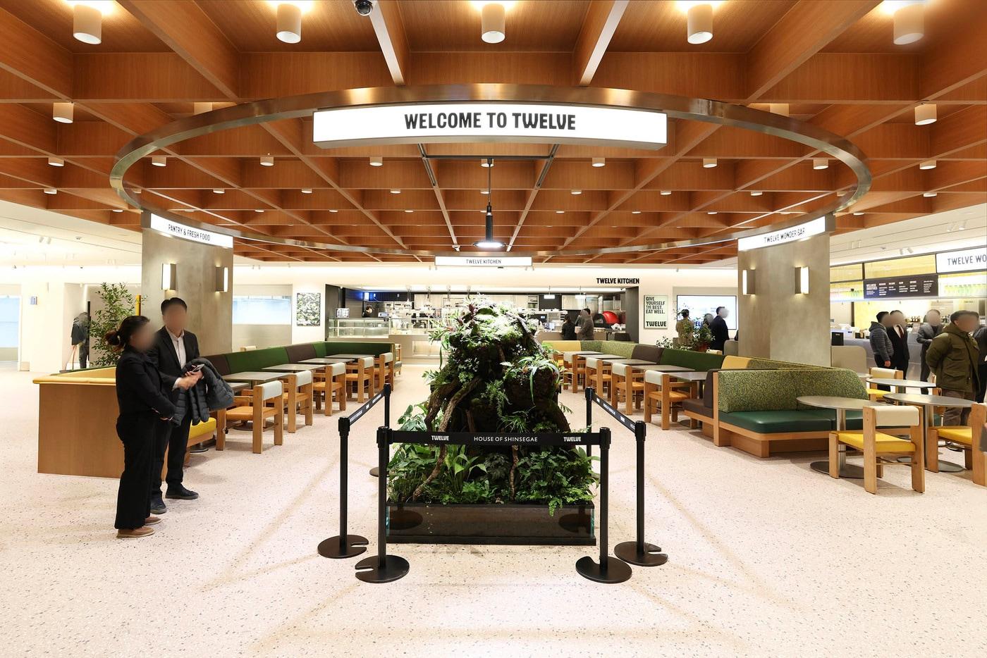 &#39;하우스오브신세계 청담&#39; 식품관 입구 전경&#40;신세계백화점 제공&#41;.