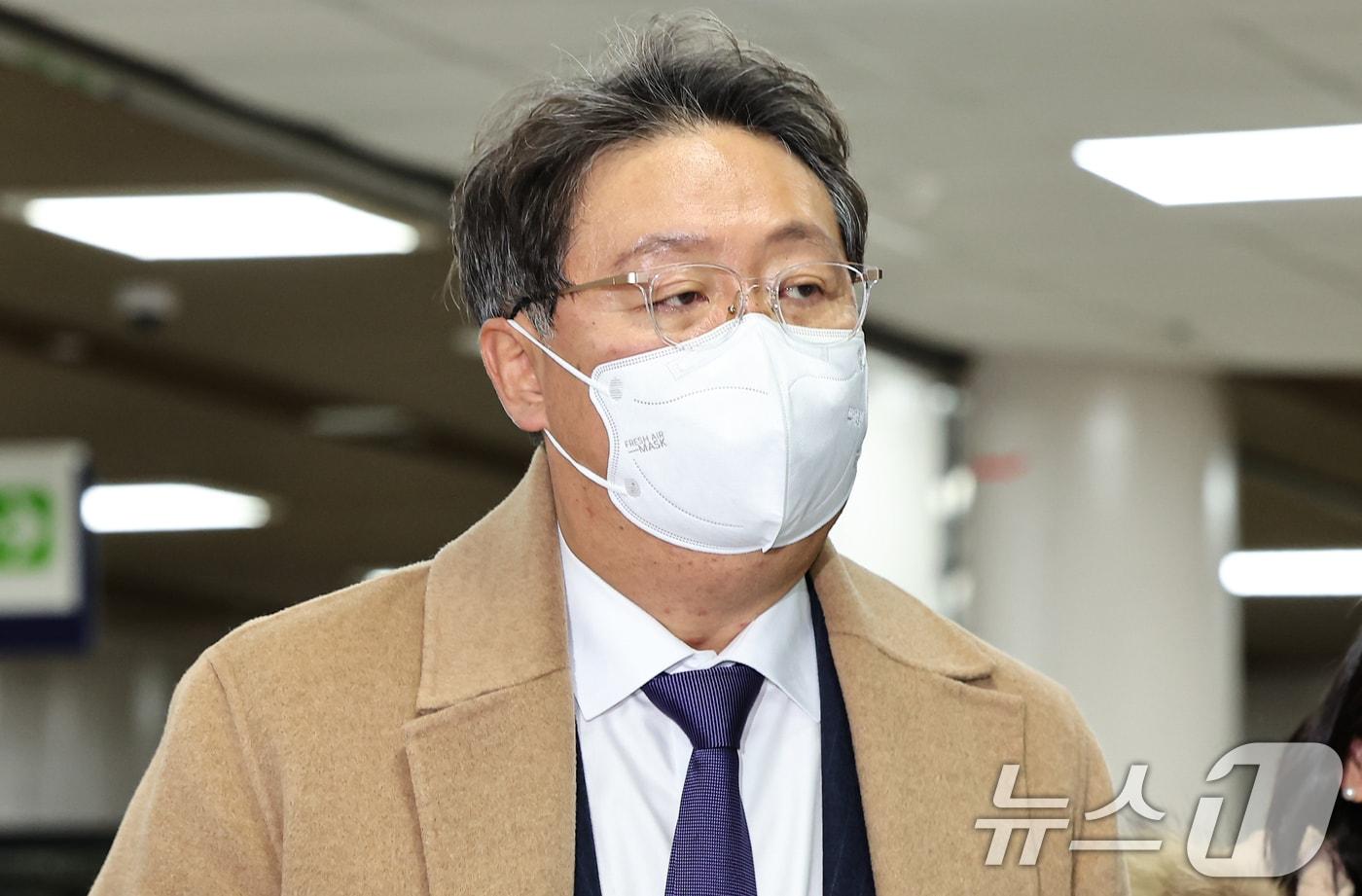 &#39;쌍방울 대북 송금 사건&#39; 관련 업무상 횡령 혐의를 받는 방용철 전 쌍방울 부회장이 10일 서울 서초구 중앙지방법원에서 열린 구속 전 피의자 심문&#40;영장실질심사&#41;에 출석하고 있다. ⓒ News1 김도우 기자