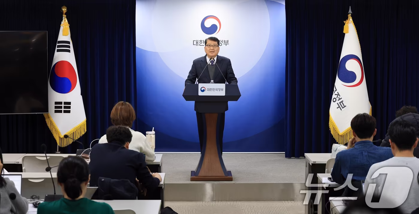 김경우 과학기술정보통신부 전파정책기획과장이 10일 서울 종로구 정부서울청사에서 이동통신 주파수 재할당 세부 정책방안 브리핑을 하고 있다. 2025.12.10/뉴스1 ⓒ News1 임세영 기자