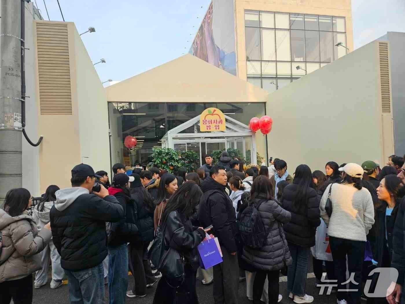 본문 이미지 - 지난 6~7일 서울 성수동에서 열린 &#39;봉화사과 팝업스토어&#39;에 방문객이 몰려 크게 붐볐다. &#40;봉화군 제공. 재판매 및 DB 금지&#41;2025.12.10/뉴스1