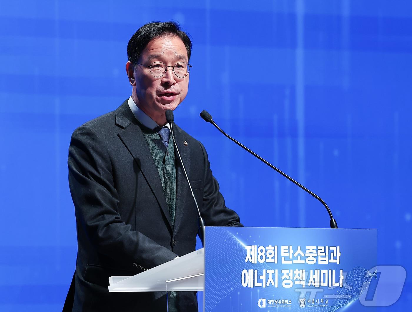 본문 이미지 - 위성곤 국회 기후위기특별위원회 위원장이 지난해 12월10일 서울 중구 대한상공회의소에서 열린 제8회 탄소중립과 에너지 정책 세미나에서 축사를 하고 있다. 2025.12.10 ⓒ 뉴스1 김성진 기자