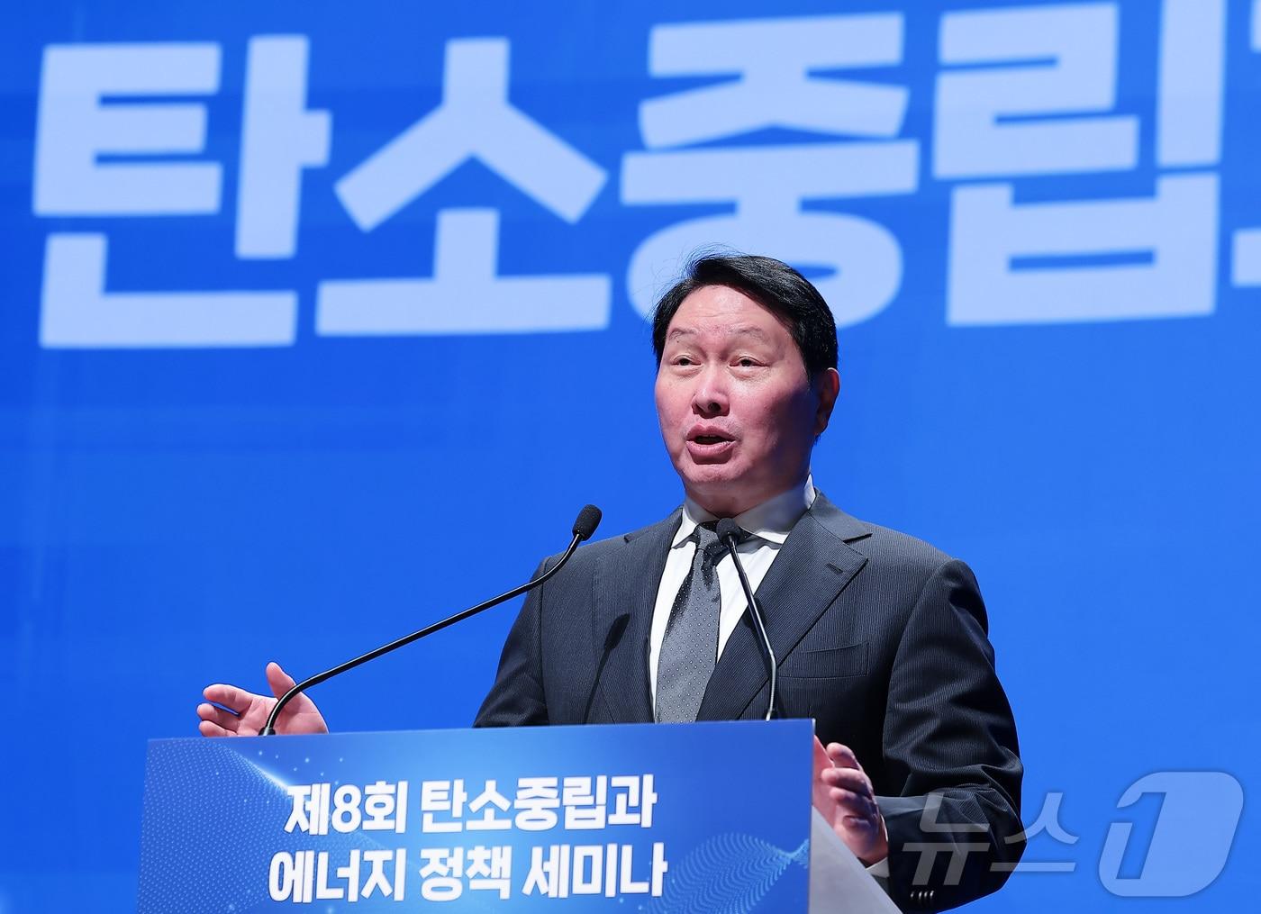 본문 이미지 - 최태원 대한상공회의소 회장이 10일 서울 중구 대한상공회의소에서 열린 제8회 탄소중립과 에너지 정책 세미나에서 개회사를 하고 있다. 2025.12.10/뉴스1 ⓒ News1 김성진 기자