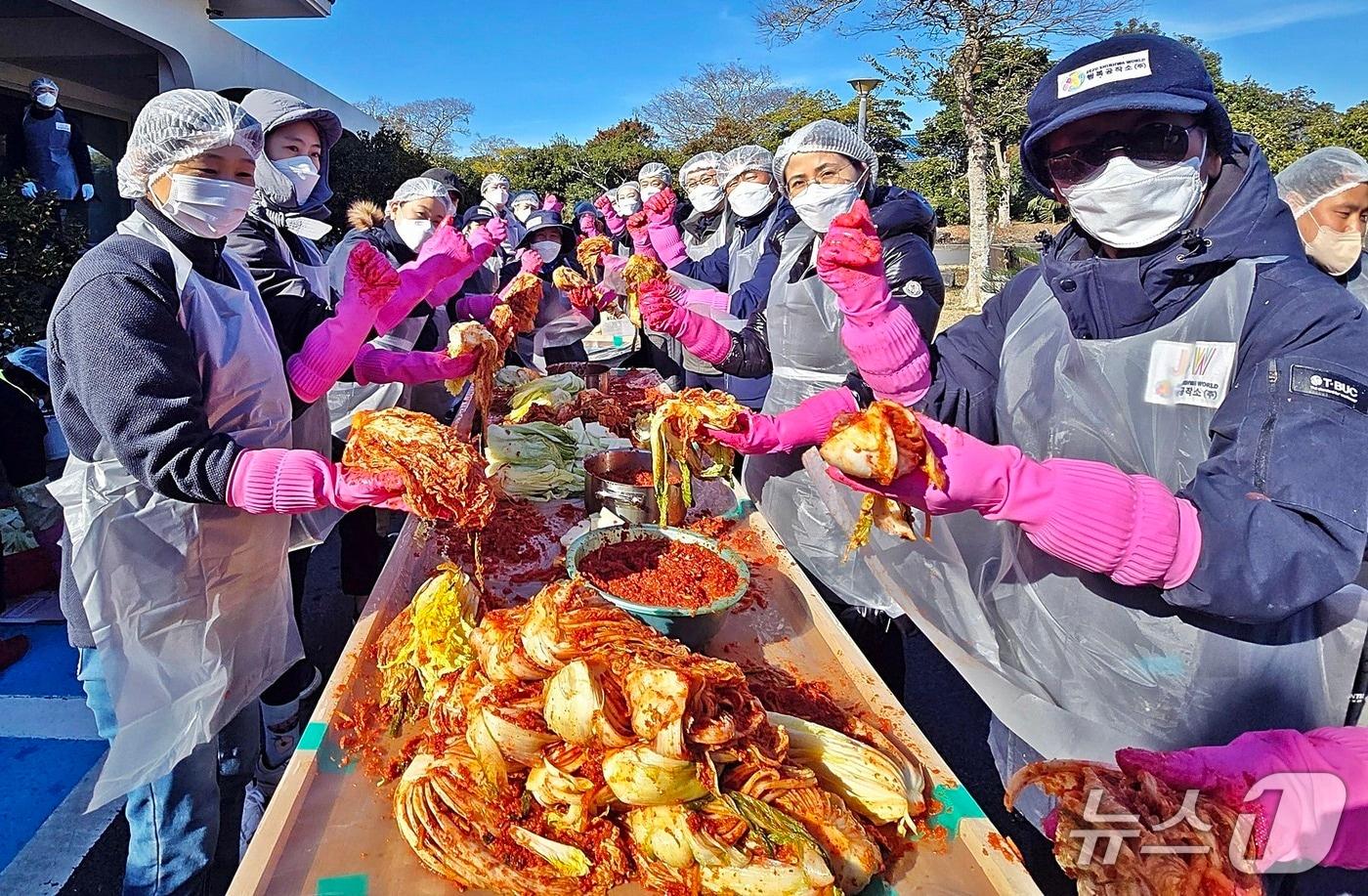 행복공작소 &#39;행복나눔 김장행사&#39; 현장.&#40;제주신화월드 제공, 재판매 및 DB 금지&#41;