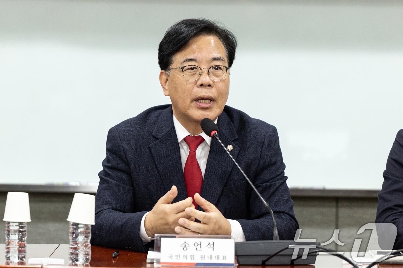 송언석 국민의힘 원내대표가 10일 서울 여의도 국회 의원회관에서 열린 &#39;국가보안법 폐지, 누구를 위한 것인가&#39; 토론회에 참석해 축사하고 있다. 2025.12.10/뉴스1 ⓒ News1 이승배 기자