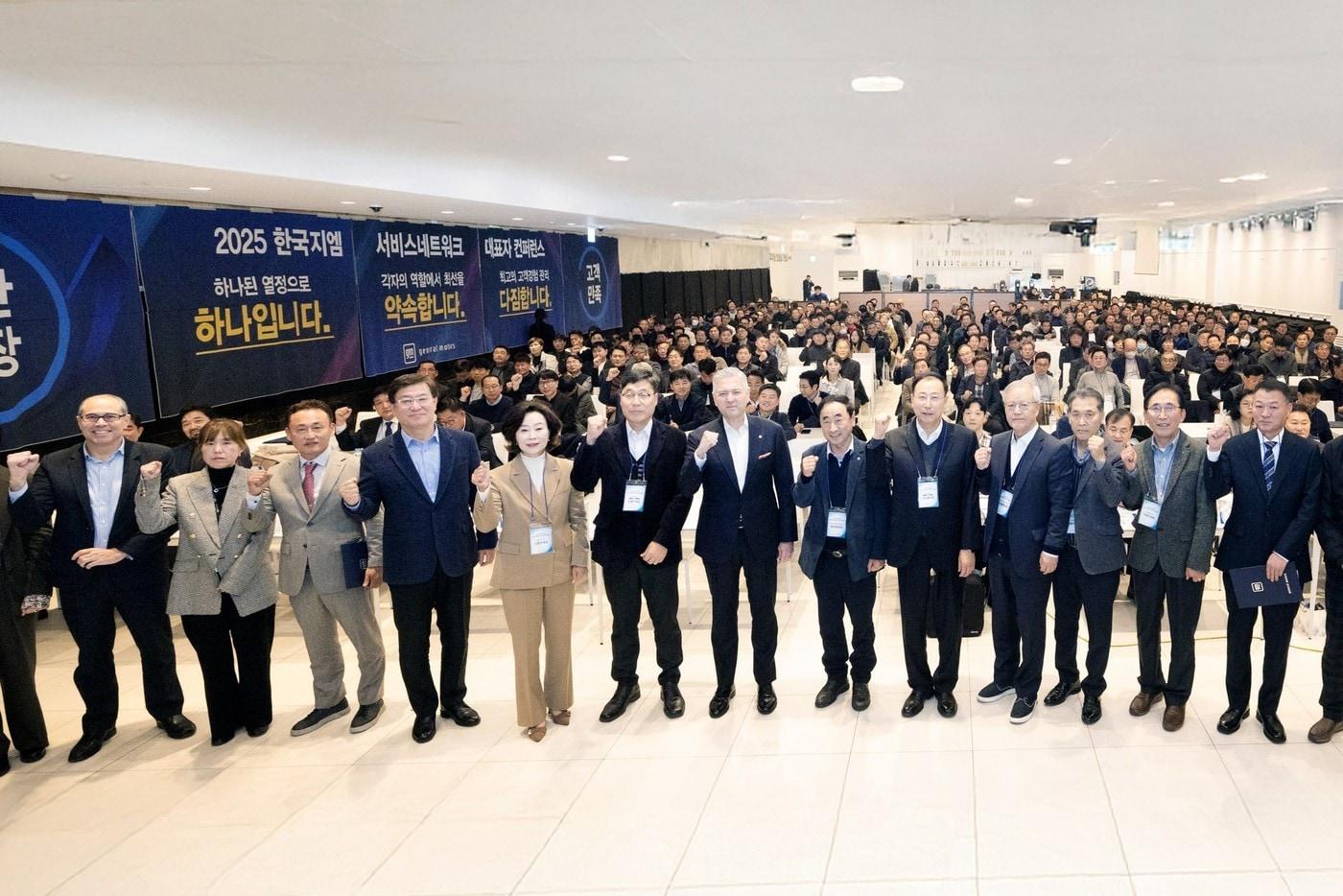 9일 인천 부평 인천삼산월드체육관에서 열린 GM 한국사업장 전국 협력 서비스 및 판매 네트워크 대표자 콘퍼런스 행사장에서 헥터 비자레알 GM 한국사업장 사장&#40;왼쪽 일곱번째&#41;, 구스타보 콜로시 GM 한국사업장 영업·서비스·마케팅 부문 부사장&#40;왼쪽 첫번째&#41;, 최은영 GM 한국사업장 애프터 세일즈 서비스 부문 본부장&#40;왼쪽 두번째&#41;이 관계자들과 기념 사진을 촬영한 모습&#40;GM 한국사업장 제공&#41;. 2025.12.9.