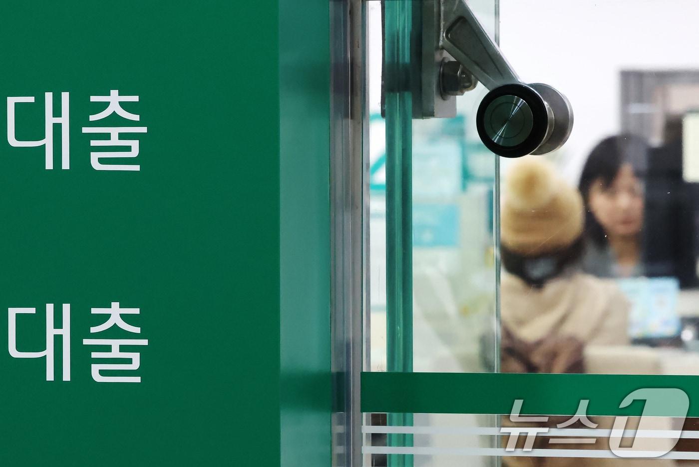 10일 서울의 한 은행 대출창구를 찾은 시민이 대출 상담을 받고 있다. 2025.12.10/뉴스1 ⓒ News1 장수영 기자