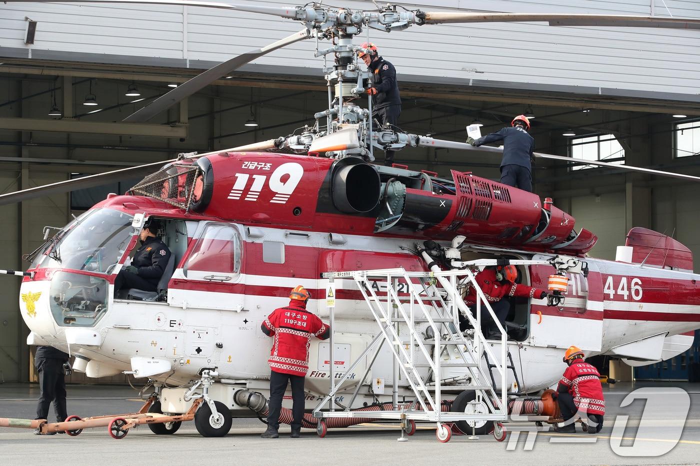 본문 이미지 - 10일 대구 공군기지 내 대구119특수대응단 격납고에서 대구119항공대 관계자들이 소방헬기를 점검하고 있다. 2025.12.10/뉴스1 ⓒ News1 공정식 기자