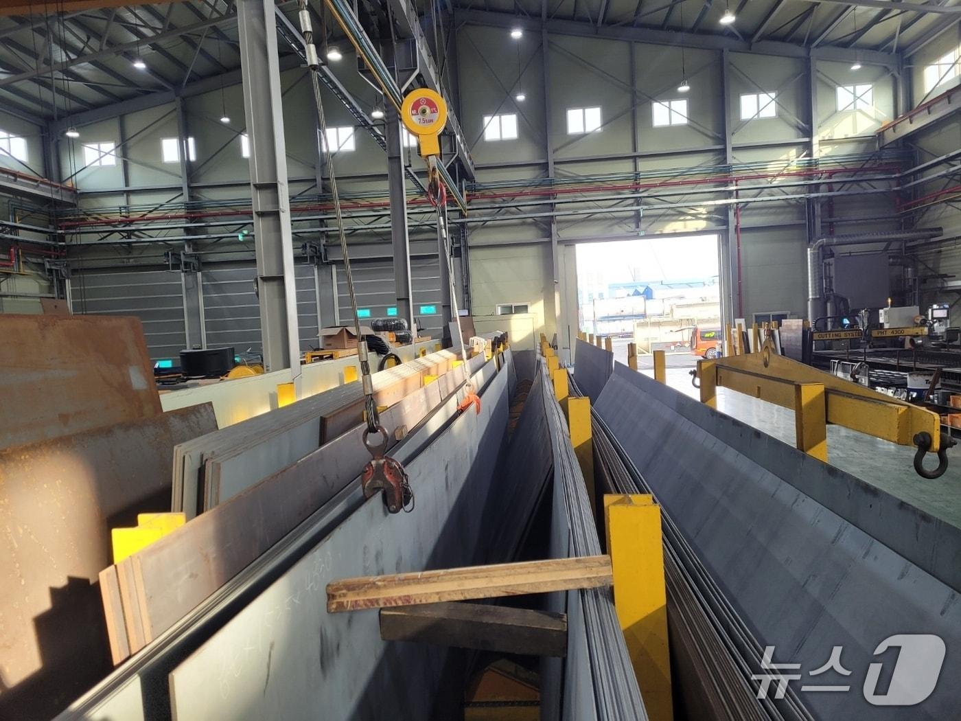 본문 이미지 - 10일 오전 8시 57분께 울산 울주군의 한 트레일러 제조업체에서 60대 작업자가 철판에 깔려 크게 다쳤다. 사진은 사고 현장.&#40;울산소방본부 제공. 재판매 및 DB금지&#41;/뉴스1