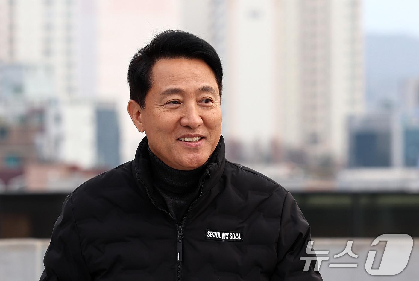 오세훈 서울시장이 10일 오후 서울 영등포구 대림1구역&#40;대림동 855-1 일대&#41; 현장을 찾아 둘러보고 있다. 2025.12.10/뉴스1 ⓒ News1 구윤성 기자