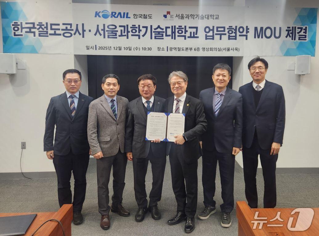 본문 이미지 - 코레일이 10일 서울사옥에서 서울과학기술대학교와 ‘철도분야 빅데이터·AI&#40;인공지능&#41;기술협력 및 상호교류’에 관한 업무협약을 체결했다.&#40;코레일 제공.재판매 및 DB금지&#41;/뉴스1 
