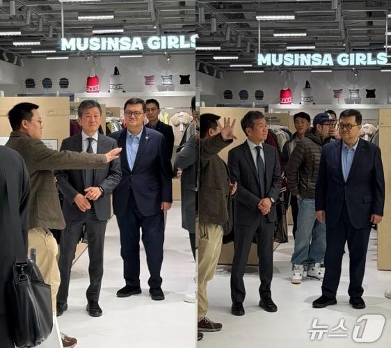 본문 이미지 - 조만호 무신사 대표&#40;왼쪽&#41;가 10일 오전 서울 용산 아이파크몰 무신사 메가스토어에서 정몽규 HDC 회장과 동행하며 매장을 안내하고 있다. / 뉴스1 박혜연 기자