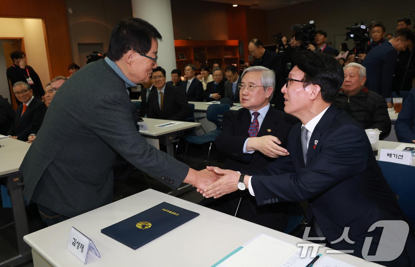 본문 이미지 - 2025년 12월 10일 김민석 국무총리가 서울 마포구 연세대학교 김대중도서관에서 열린 김대중대통령 노벨평화상 수상 25주년 기념식에서 박지원 더불어민주당 의원과 악수하고 있다. 2025.12.10 ⓒ 뉴스1 청사사진기자단