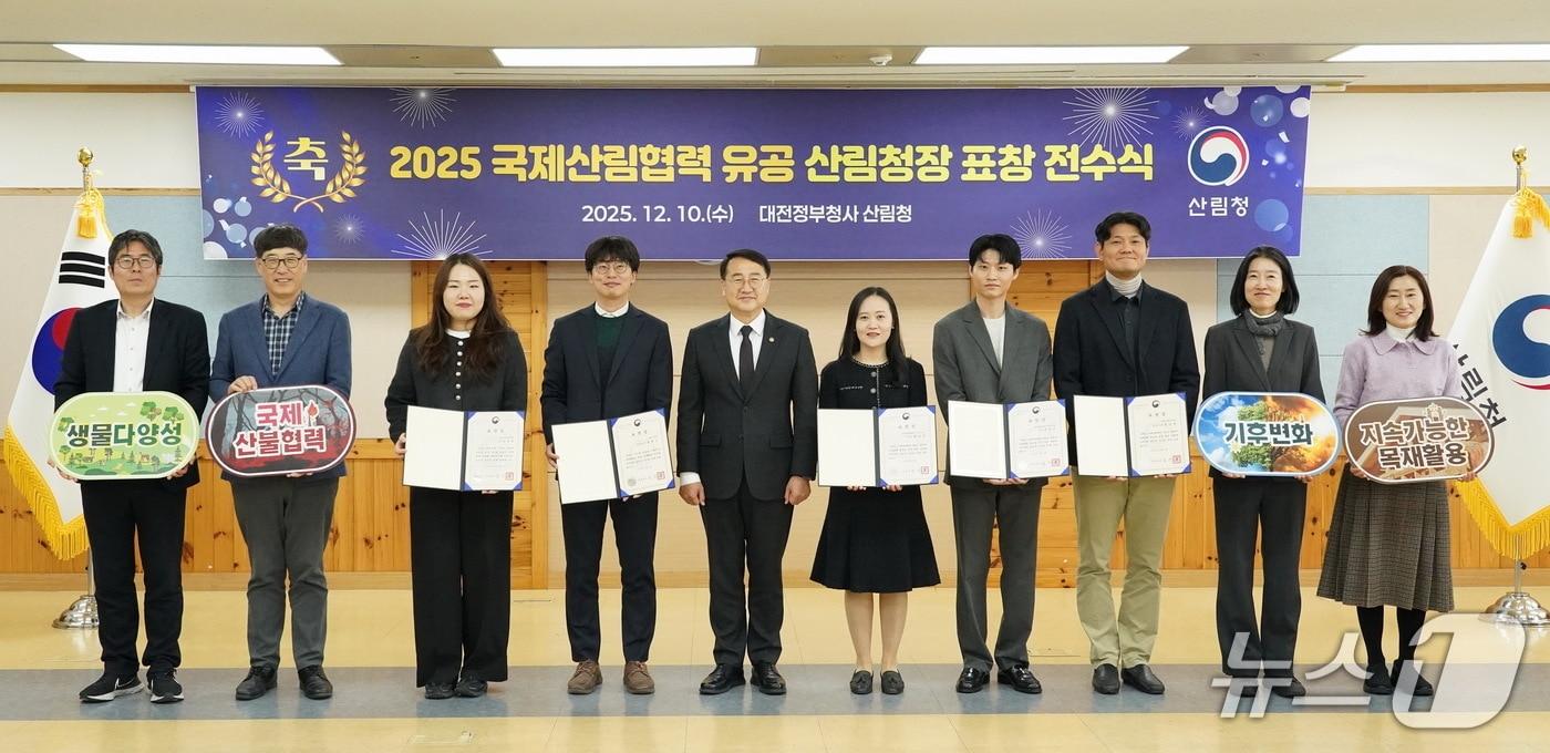 김인호 산림청장&#40;가운데&#41;이 수상자들과 기념사진을 촬영하고 있다.&#40;산림청 제공.재판매 및 DB금지&#41;/뉴스1