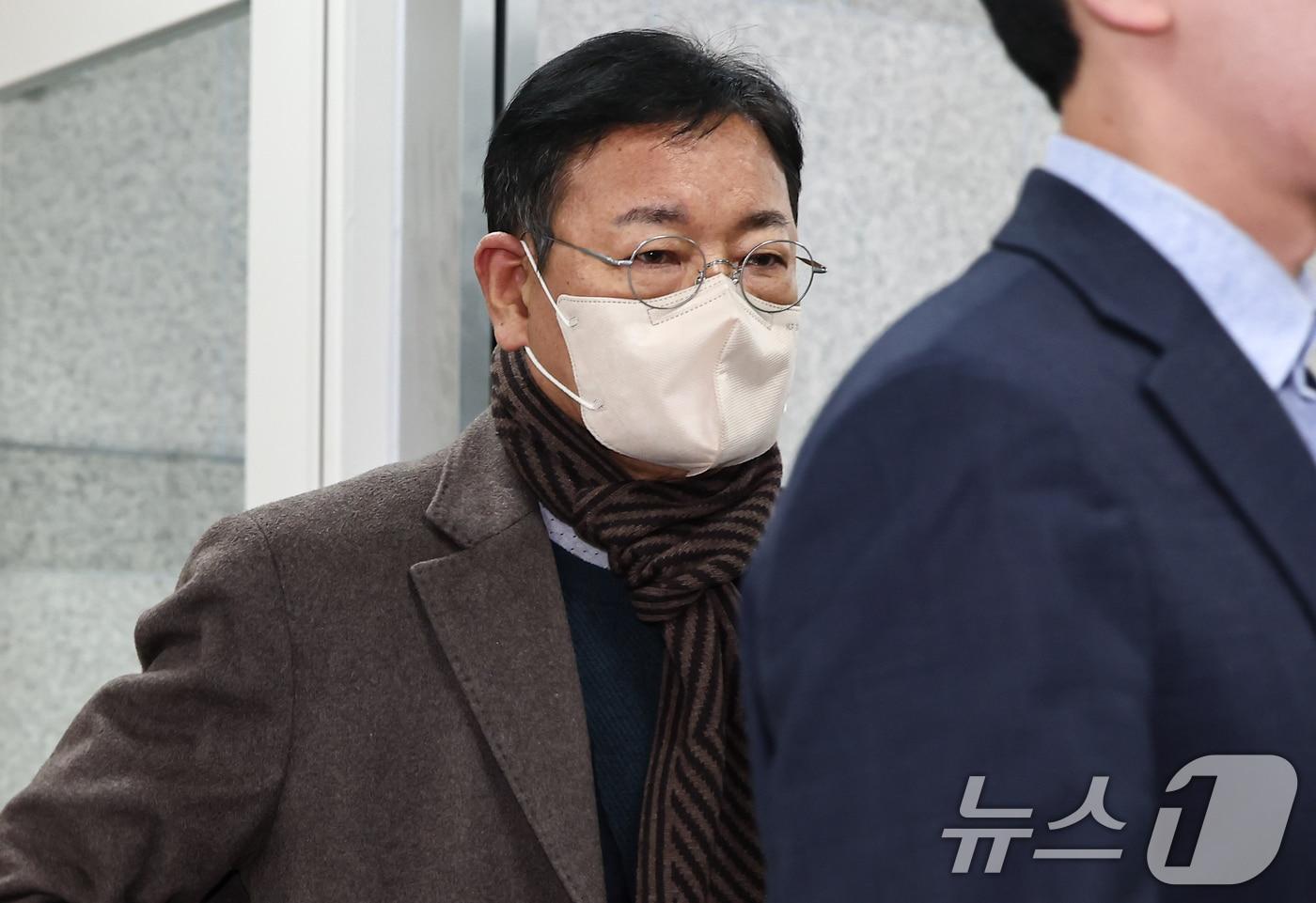 &#39;쌍방울 대북 송금 사건&#39;을 수사하는 과정에서 진술 회유가 있었다는 의혹을 받는 안부수 아태평화교류협회장이 10일 서울 서초구 중앙지방법원에서 열린 구속 전 피의자 심문&#40;영장실질심사&#41;에 출석하고 있다. 2025.12.10/뉴스1 ⓒ News1 김도우 기자