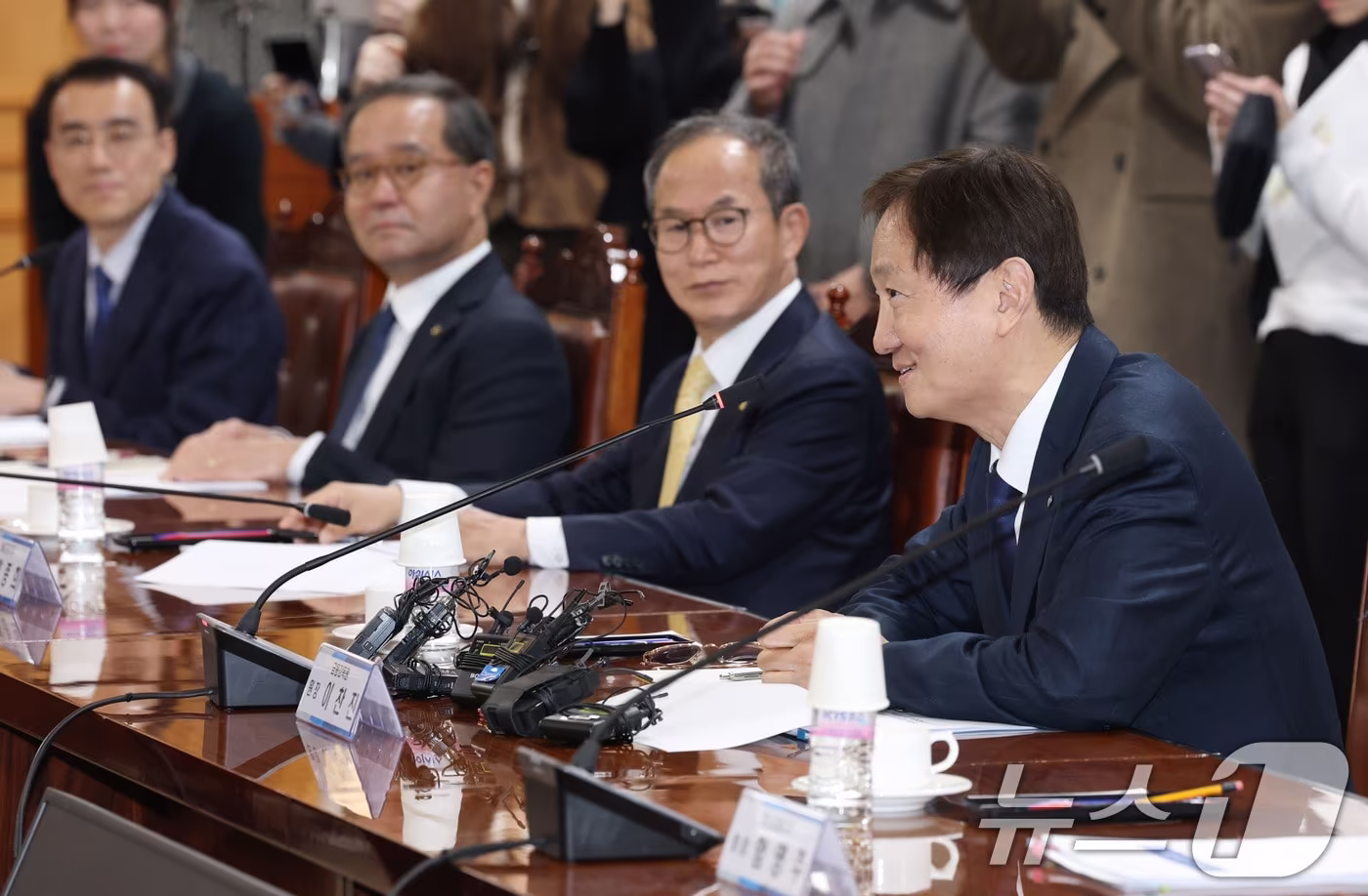 이찬진 금융감독원장이 10일 오후 서울 중구 명동 은행회관에서 열린 금융지주회장들과의 간담회에서 모두발언을 하고 있다. 2025.12.10/뉴스1 2025.12.10/뉴스1 ⓒ News1 이광호 기자