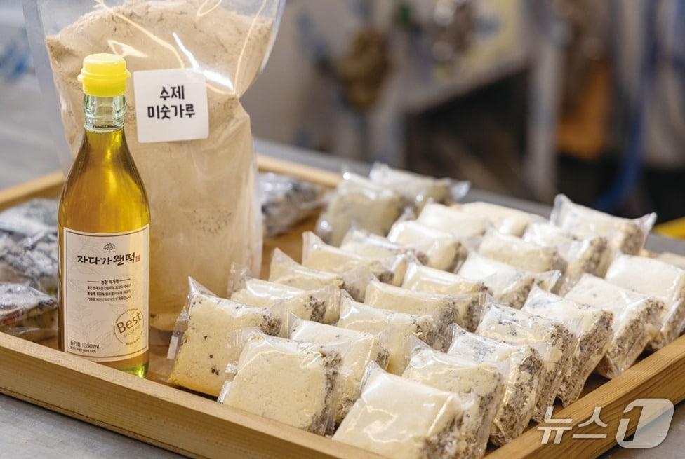 본문 이미지 - 떡 전문 브랜드 &#39;자다가왠떡&#39;의 들기름, 수제 미숫가루, 떡 제품 &#40;소상공인시장진흥공단 제공. 재판매 및 DB금지&#41;