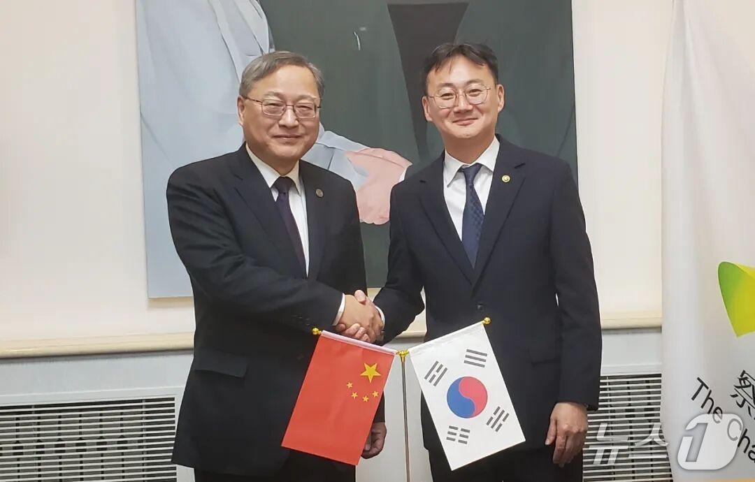 본문 이미지 - 이관후 국회 입법조사처장&#40;오른쪽&#41;과 장젠궈 차하얼학회 사무총장. &#40;차하얼학회 계정 갈무리&#41;