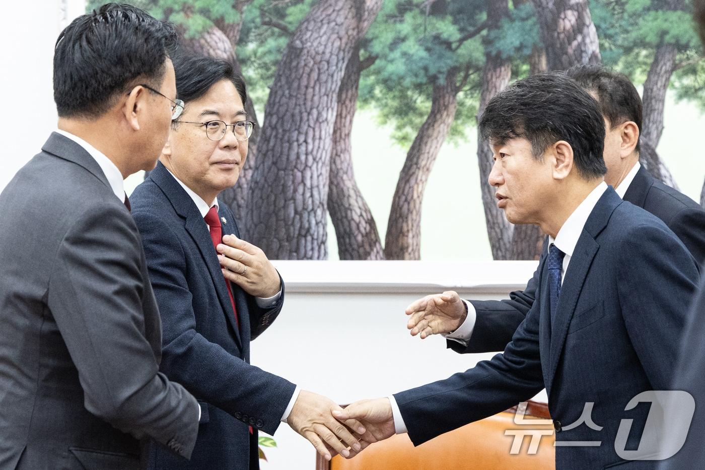 송언석 국민의힘 원내대표가 10일 서울 여의도 국회에서 김병기 더불어민주당 원내대표, 문진석 원내수석과 비공개 회동을 하고 있다. 2025.12.10/뉴스1 ⓒ News1 이승배 기자