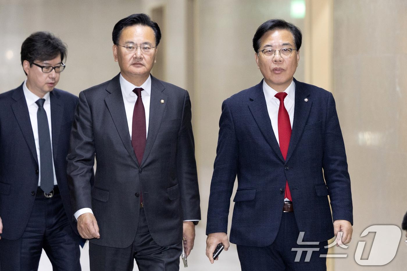 송언석 국민의힘 원내대표, 유상범 원내수석이 10일 서울 여의도 국회에서 김병기 더불어민주당 원내대표, 문진석 원내수석과 비공개 회동을 위해 운영위원장실로 향하고 있다. 2025.12.10/뉴스1 ⓒ News1 이승배 기자