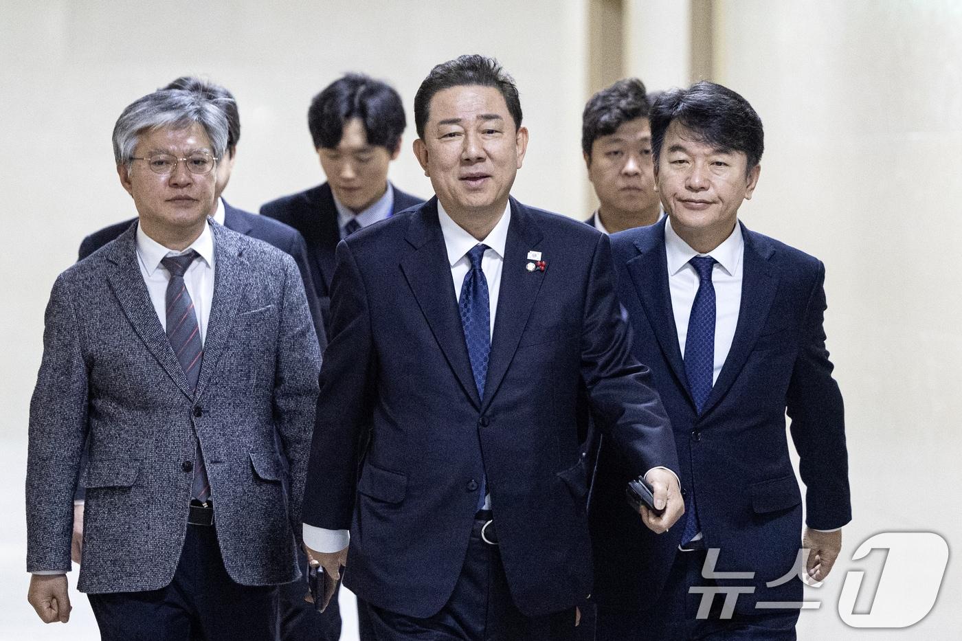 본문 이미지 - 김병기 더불어민주당 원내대표와 문진석 원내수석이 10일 여의도 국회에서 송언석 국민의힘 원내대표, 유상범 원내수석과 비공개 회동을 위해 운영위원장실로 향하고 있다. 2025.12.10/뉴스1 ⓒ News1 이승배 기자