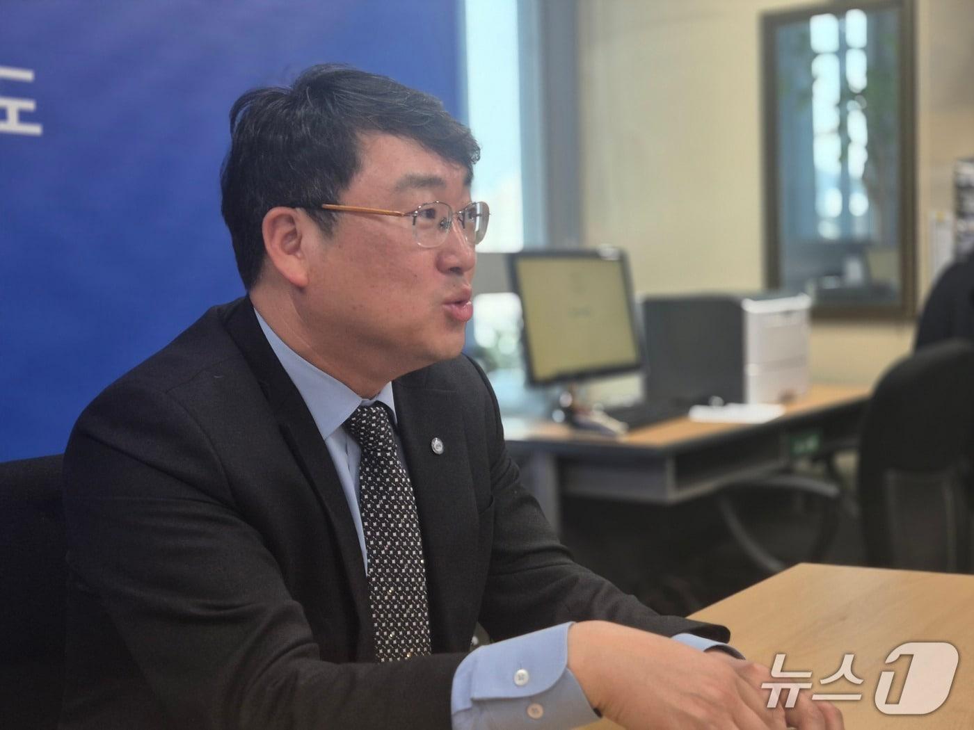 본문 이미지 - 10일 신원식 전북도 미래첨단산업국장이 한국연구재단의 &#39;핵융합 핵심기술 개발 및 첨단 인프라 구축사업&#39; 부지선정 관련 이의신청 불수용 결정에 대해 설명하고 있다.&#40;전북도 제공. 재판매 및 DB금지&#41;/뉴스1