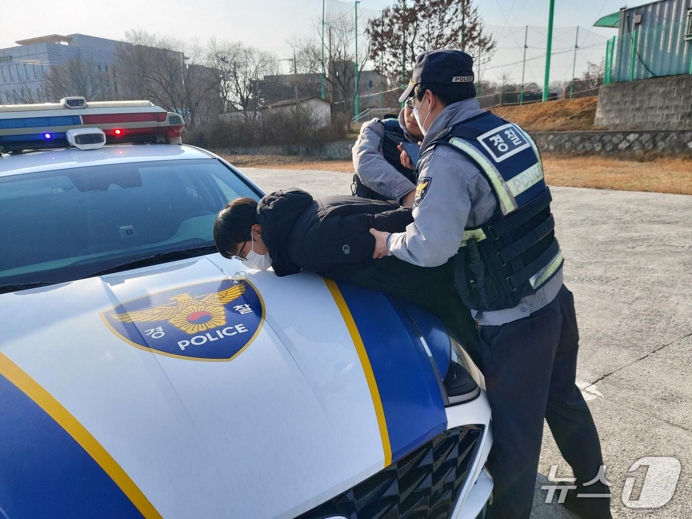 본문 이미지 - 전북경찰청이 전주보호관찰소와 함께 위치추적기를 부수고 달아난 스토킹 행위자를 붙잡는 합동 모의훈련을 진행했다.&#40;전북경찰청 제공. 재판매 및 DB금지&#41;2025.12.10/뉴스1