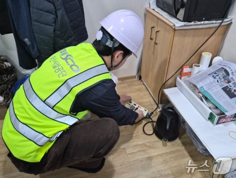 본문 이미지 - 부산시설공단 관계자가 지하도상가 전기·소방시설물에 대해 점검하고 있다. &#40;부산시설공단 제공. 재판매 및 DB 금지&#41;