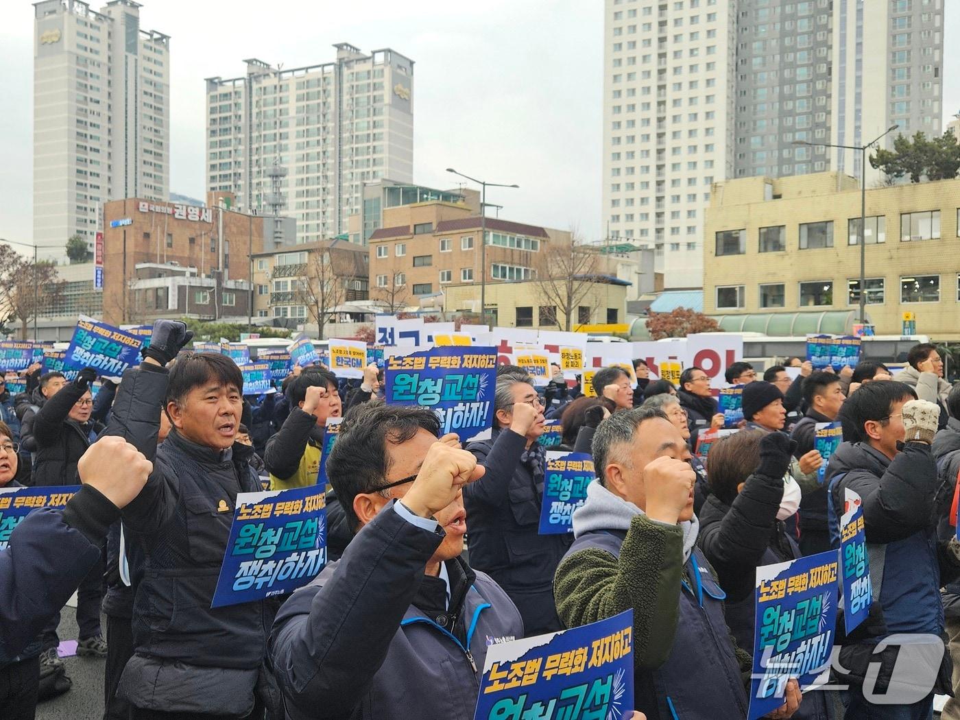 본문 이미지 - 10일 오후 서울 용산구 삼각지역 인근에서 진행된 '개정 노조법 무력화 저지 시행령 폐지 원청교섭 쟁취 민주노총 확대간부 결의대회'에서 집회 참가자들이 구호를 외치고 있다. 2025.12.10/뉴스1 ⓒ News1 유채연 기자