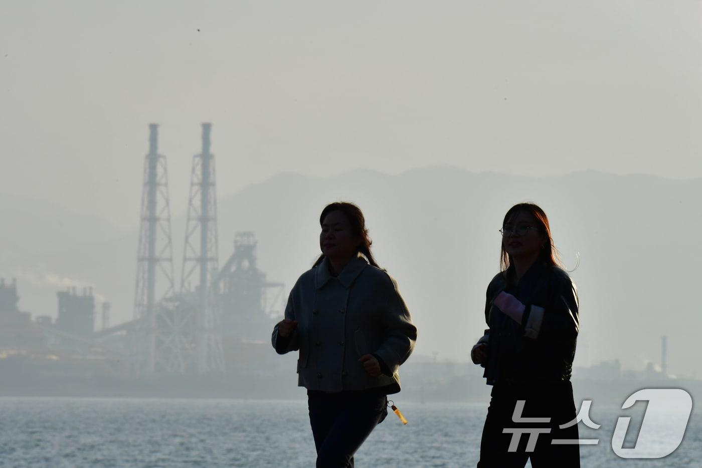 10일 오후 경북 포항시 북구 환여동 해안도로에서 시민들이 뿌연 미세먼지 속을 달리고 있다. 이날 포항지역의 미세먼지 농도는 60㎍/m&sup3;을 나타냈다. 2025.12.10/뉴스1 ⓒ News1 최창호 기자