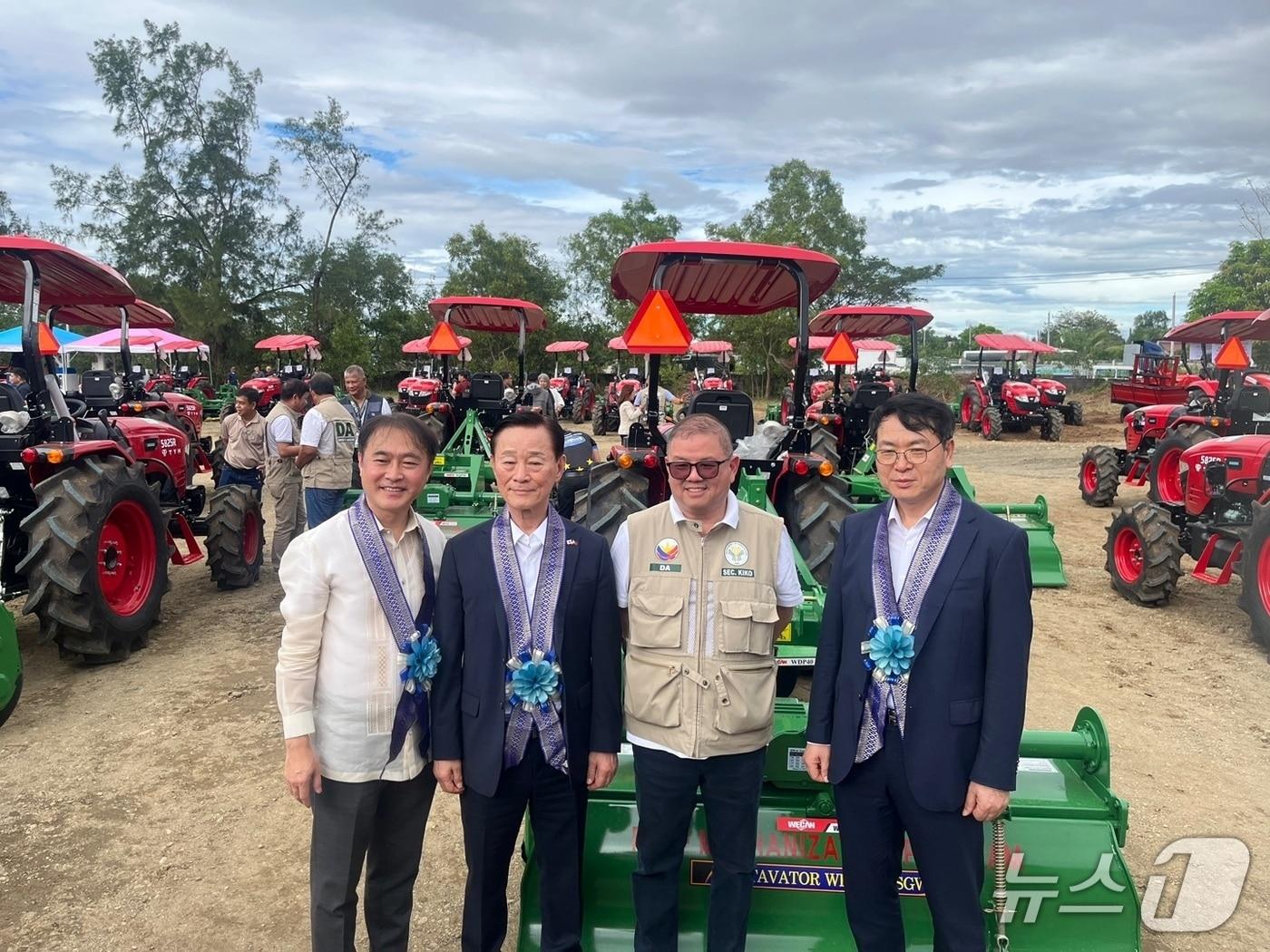 본문 이미지 - 농림축산식품부는 김정욱 농업혁신정책실장이 10일 필리핀 카바나투안시에서 열린 ‘한국농기계전용공단’ 착공식에 참석, 공단 조성의 출발을 축하하고 양국의 농기계 분야 협력 방안을 논의했다고 밝혔다. &#40;농식품부 제공&#41; /2025.12.10/ ⓒ News1
