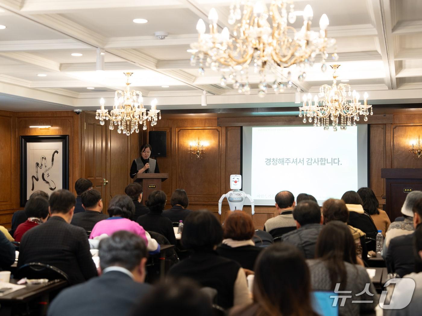 본문 이미지 - 지난 9일 클럽806 서울에서 진행된 &#39;2025 돌봄의 디지털 전환 사례 세미나&#39;에서 돌봄로봇 실벗이 공동사회를 보고 있다.