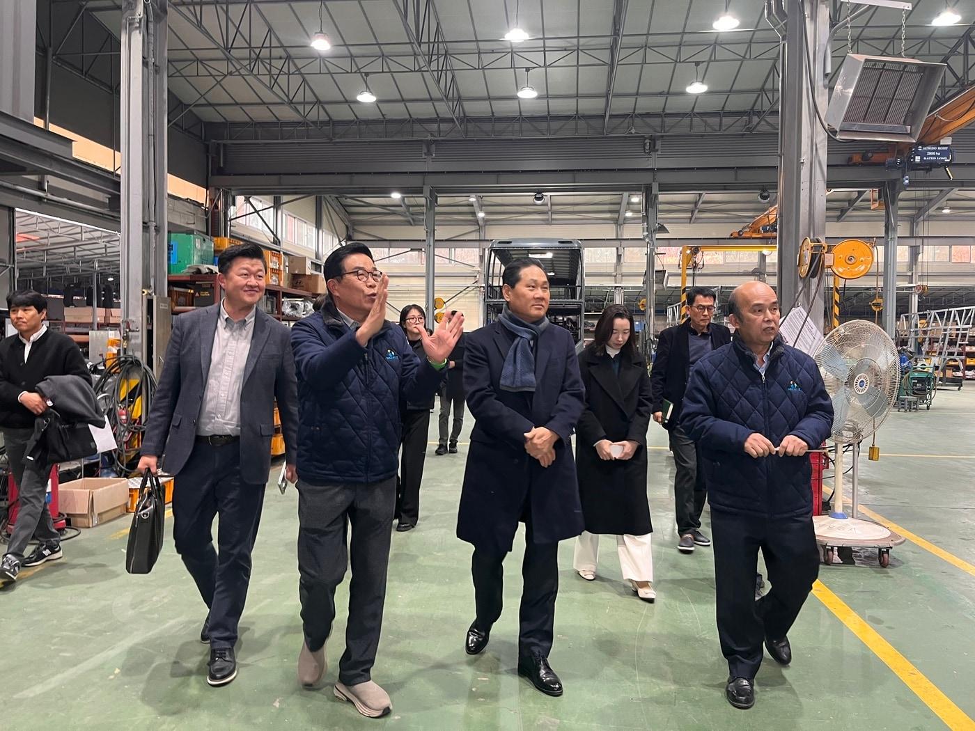 본문 이미지 - 김용석 대광위원장&#40;왼쪽에서 세번째&#41;은 10일 2층 전기버스 제작 현장을 방문했다&#40;국토교통부 제공&#41;.