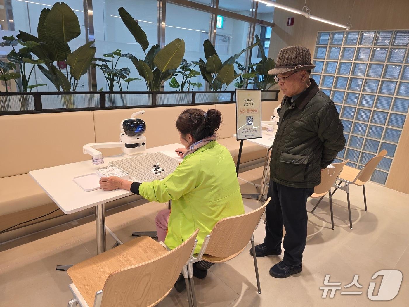 본문 이미지 - AI로봇 바둑을 체험하는 시민들 모습