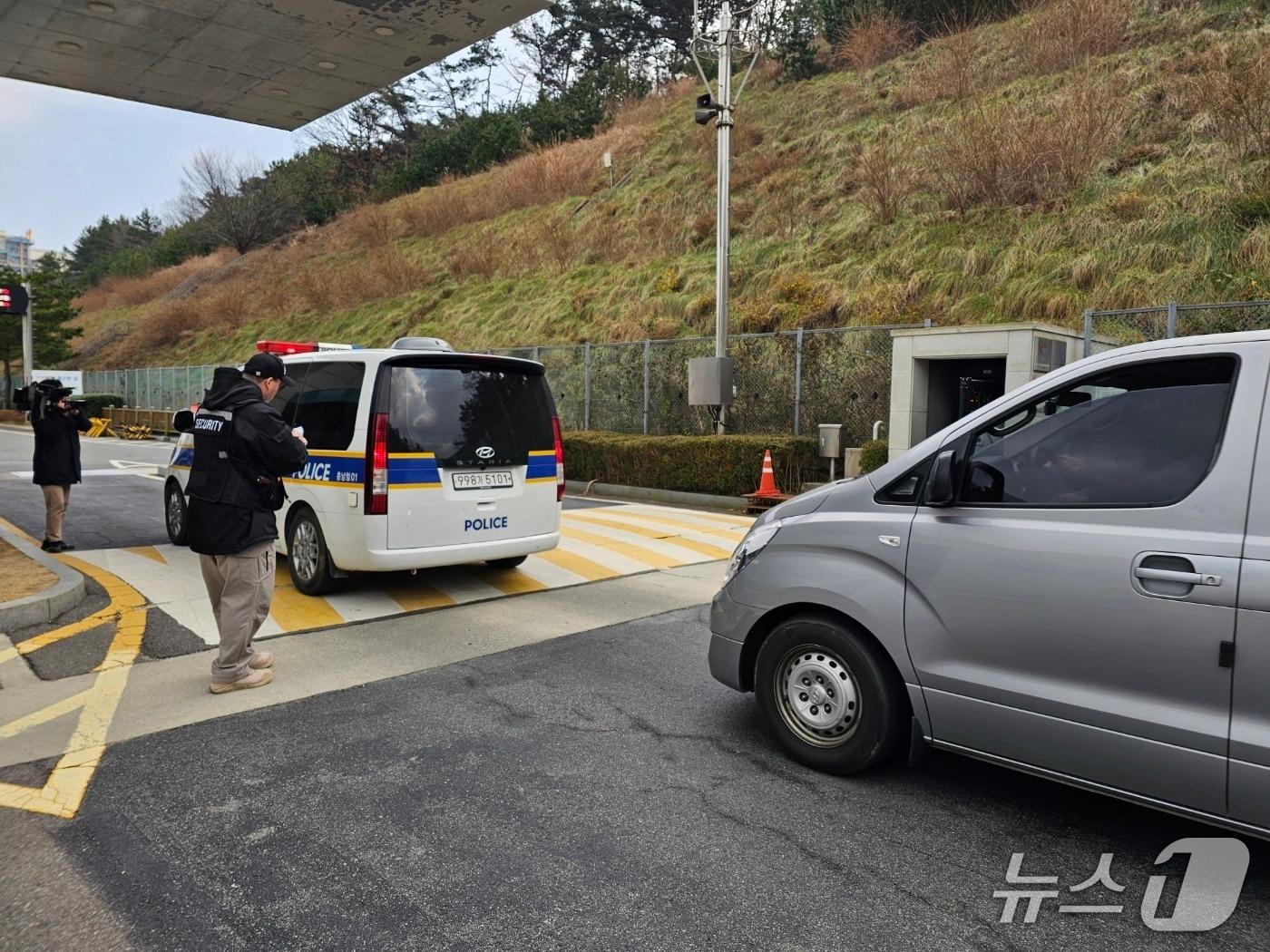 본문 이미지 - 10일 충남 태안화력발전소에 발생한 폭발 화재 현장 감식을 위해 경찰 등 관계 기관이 정문으로 들어가고 있다.  2025.12.10/뉴스1 ⓒ News1 최형욱기자