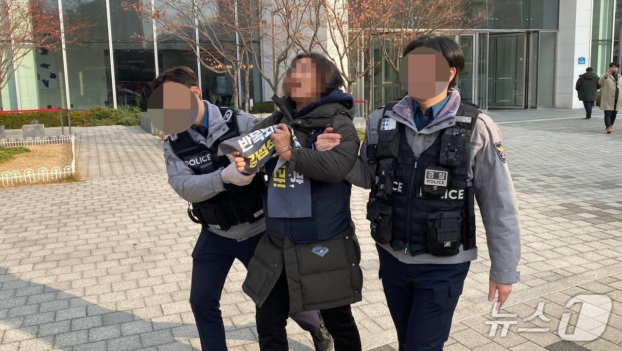 본문 이미지 - 10일 경찰이 서울 송파구 쿠팡 본사에서 김범석 쿠팡 Inc. 의장과의 면담을 요구하며 진입을 시도한 활동가 등 4명을 체포했다. &#40;전국민주노동조합총연맹 공공운수노조 제공&#41;