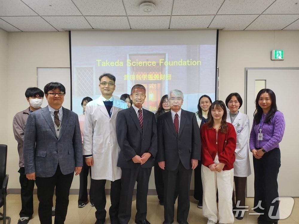 본문 이미지 - 내분비내과 이시훈 교수&#40;좌측부터 4번째&#41;가 다케다과학진흥재단 관계자들과 찍은 기념사진 &#40;가천대 길병원 제공.재판매 및 DB금지&#41;