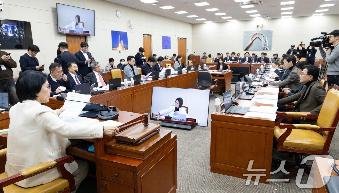 지난 10일 서울 여의도 국회에서 열린 제430회국회(임시회) 과학기술정보방송통신위원회 제1차 전체회의에서 최민희 위원장이 의사봉을 두드리고 있다. 2025.12.10/뉴스1 ⓒ News1 이승배 기자