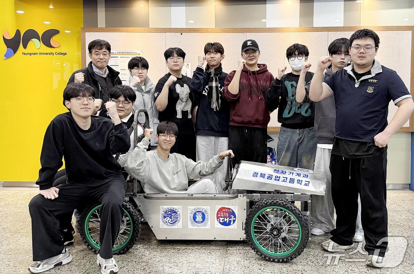 영남이공대에서 열린 &#39;직업계고 고교학점제 학교밖 교육&#39;에 참여한 경북공업고 학생들이 기념촬영을 하고 있다. &#40;영남이공대 제공. 재판매 및 DB금지&#41;